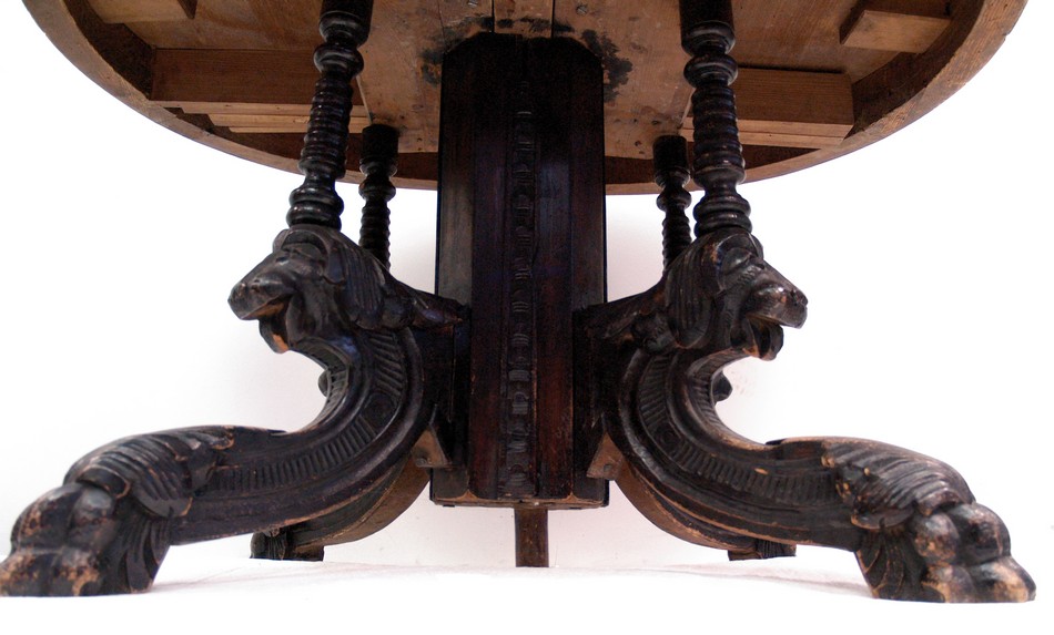 antiker Tisch um 1900 mit geschnitzter Staffage Löwen Esstisch